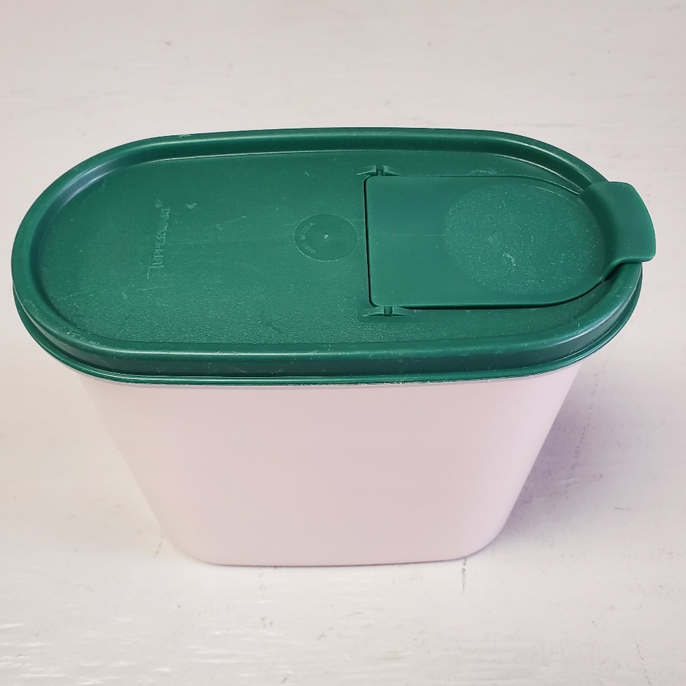 Tupperware container.